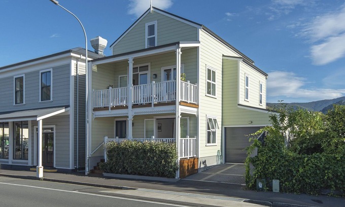 Nelson Casa | Stunning, modern yet characterful city-fringe townhouse in the heart of The Wood