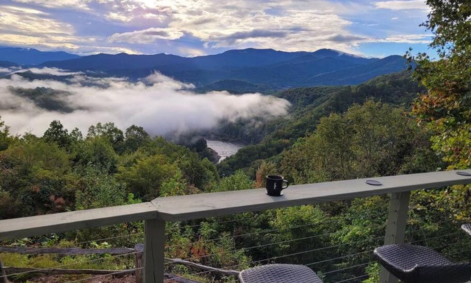 Bryson City Casa | Stunning mtn. views! 4br with all the amenities! - VISTA VIBES-