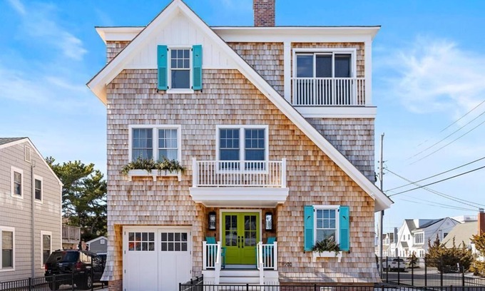 North Beach Haven Casa | Stunning Ocean-Side 4 Bedroom Property with a Hot Tub and Endless Views