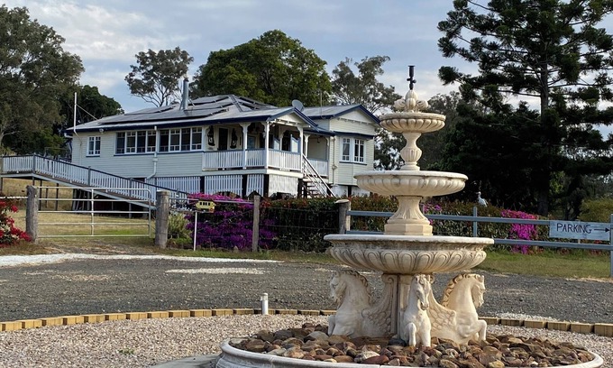 Maroon Otro | Stunning Queenslander on shire horse farm
