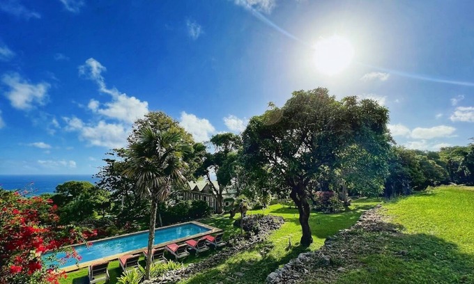 Whitehall Villa | Impresionante retiro de plantaciones con vista al mar con casa y cabaña