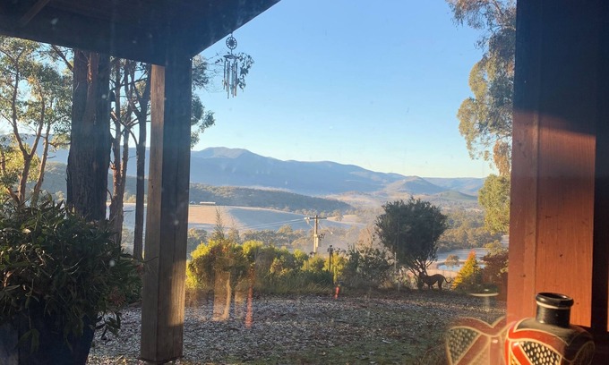 Taggerty Cabina | Stunning Soulful Bush Cabin Retreat in acres of native bushland. Pet friendly