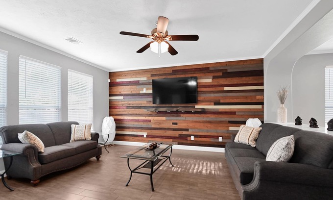 Spring Casa | Stunning & Spacious home, 8 beds, PS4, Karaoke and lots more!