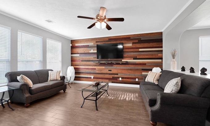 Spring Casa | Stunning & Spacious home, 8 beds, PS4, Karaoke and lots more!