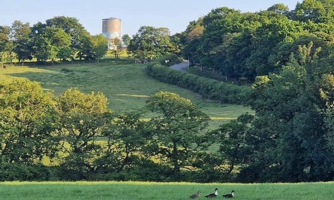 Grange Moor Apartamento | Stunning spacious Water Tower conversion