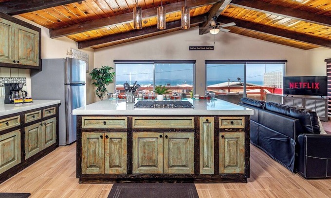 San Antonio del Mar Cama Y Desayuno | Stunning sunsets|Close to Beach|fireplace|Wi-Fi