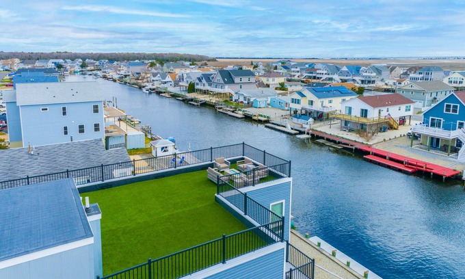 Mystic Island Casa | Stunning 2600 ft² waterfront home, pet friendly, 8 person hot tub, rooftop deck