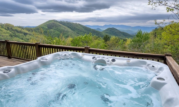 Franklin Cabina | Stunning Views and Hot Tub, at Beary Cozy Cabin