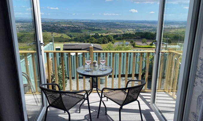 Ogden Apartamento | Stunning views. Countryside walks or cycle trails. Nearby pubs and music venues