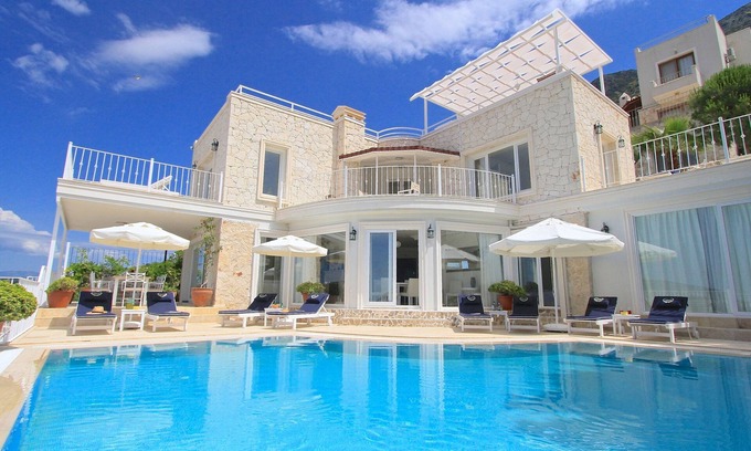 Egil Villa | Impresionante villa con piscina y amplias terrazas magníficas vistas de la Bahía de Kalkan.