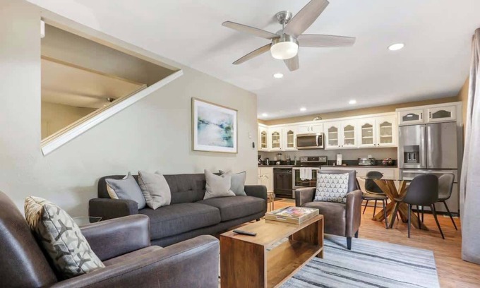 Visalia Casa | Stunning Visalia Home W Game Room