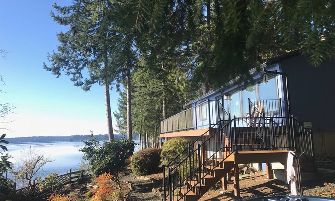 Olympia Casa | Casa renovada frente al mar en Olympia con jacuzzi, vistas a la montaña