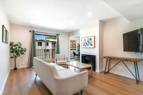 Van Nuys Apartamento | Stylish 1BR Near Universal Studios with Parking