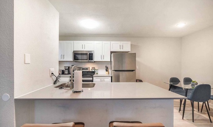 Hyde Park Apartamento | Stylish 2BR Near UT Hyde Park Evonify