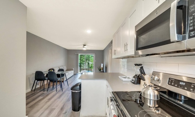 Hyde Park Apartamento | Stylish 2BR Near UT Hyde Park Evonify