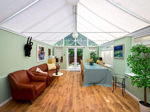 Canton Casa | Stylish 3-Bed Home in Canton wGarden Parking Pass The Keys