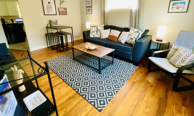 Northside Cabaña | Stylish Cottage 222 - Free Parking - Self Check-in