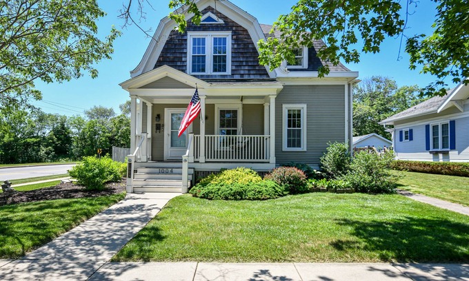 Lake Geneva Casa | Stylish Cottage, Walkable to DT Geneva, pet friendly