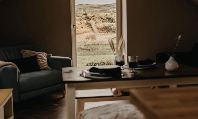 Dromore Cabaña | Stylish Cottage with hot tub and gorgeous views