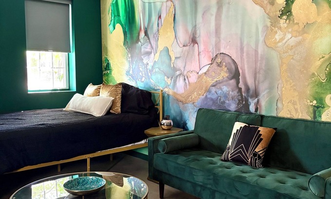 Evanston Apartamento | Stylish Emerald City Inspired Studio with Parking; Quiet Evanston Retreat