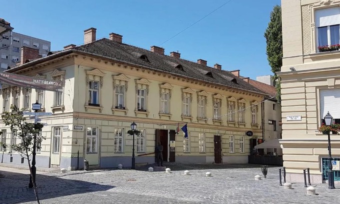 Obuda Apartamento | Stylish historic flat for 4 in heart of OldBuda