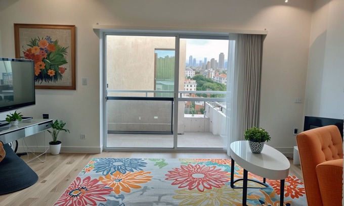 Hollywood Hotel | Stylish Los Angeles 4-Bedroom Retreat with Free AC, WiFi & Parking