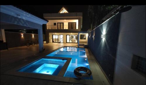 Guaratiba Casa | Suítes em casa moderna com piscina - Ilha de Guaratiba RJ