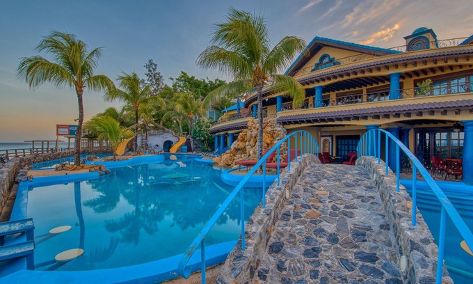Bouvet Island Cabina | Suenos Grande Villa - Luxury three bedroom, three bathroom poolside villa