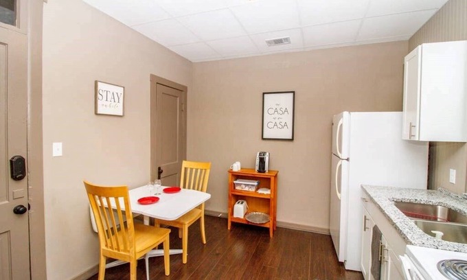 Hermann Hotel | Suite 2 - Adorable suite de 1 dormitorio en el centro de Hermann. ¡Caminar a todos lados!