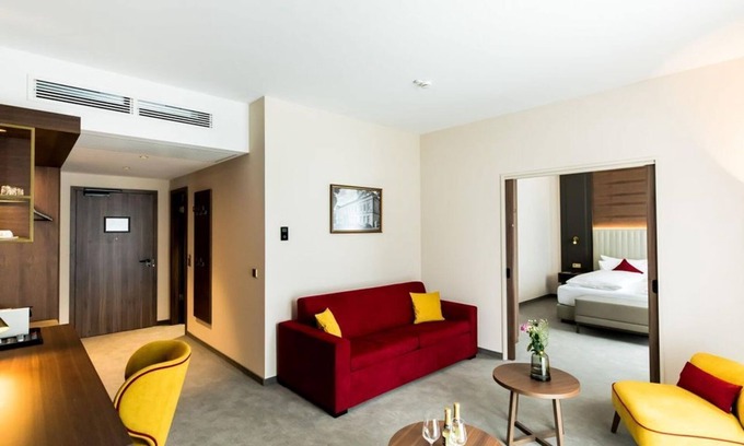 Center Casa | Suite deluxe, shower and bath, WC - Hotel am Schloss