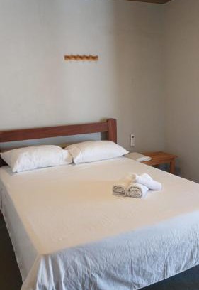 Ponta do Anel Apartamento | Suite Lua - Quarto e Banheiro com Ar Condicionado no Macapa Paradise