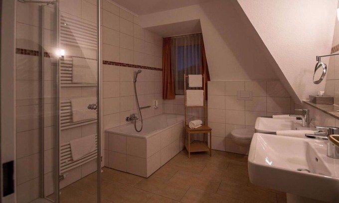 Center Casa | Suite, shower or bath, WC - Hotel Stadt Aurich