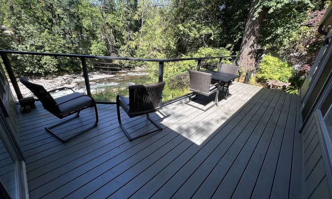 Battle Ground Casa | Summer Dreams Come True at The River House Retreat! 10 min to Battle Ground,