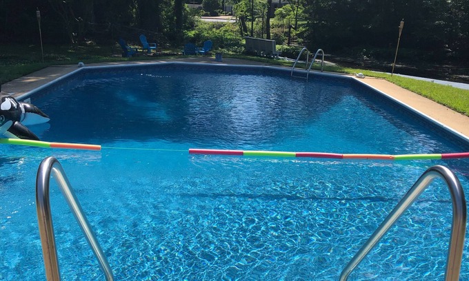 North Central Casa | Pintoresca casa sureña con piscina y lago