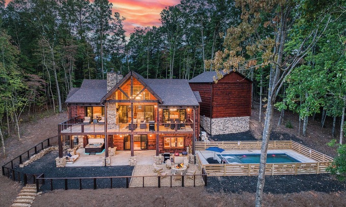 Mineral Bluff Cabina | Summer Retreat | 5 Kings, Heated Pool, Hot Tub, Playground & Views