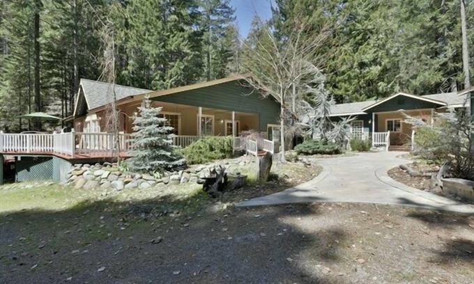 Mount Shasta Casa | Summit Estate large home with a Cottage.