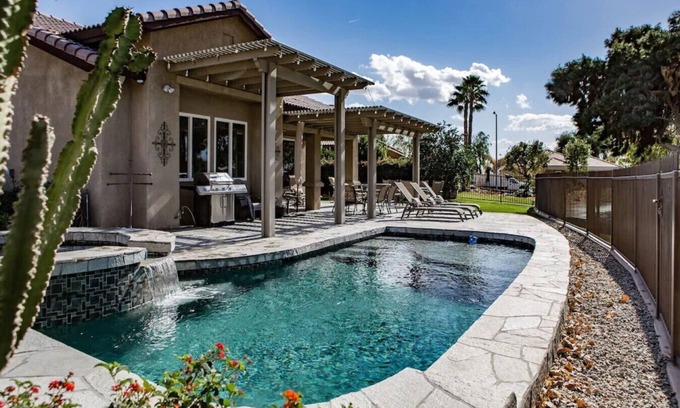 Indio Casa | Impresionante piscina / campo de golf Inicio frente a Empire Concert y Polo Grounds