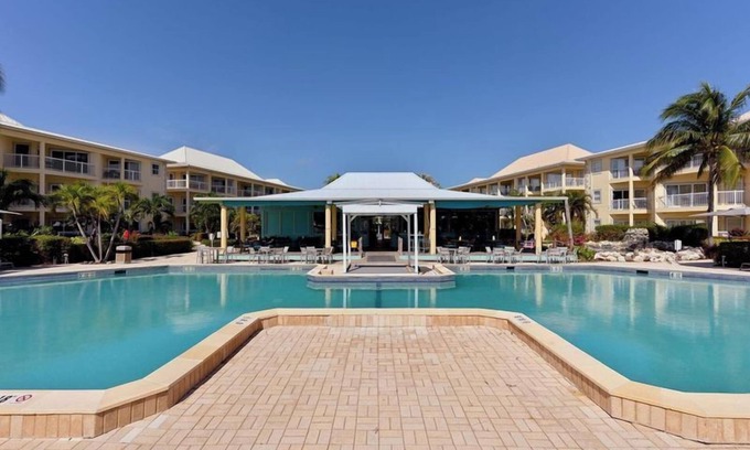 Crystal Harbour Apartamento | Sun, Sand & Surf! 4 Comfortable Units, Outdoor Pool, Near Cayman Turtle Center!