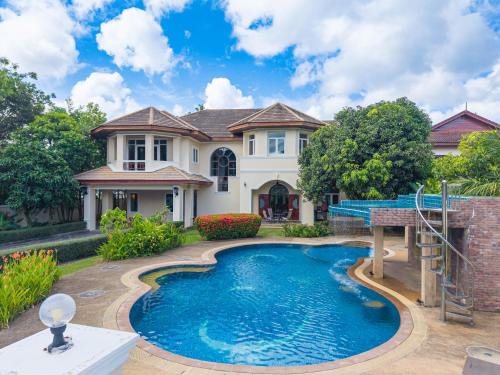 Kathu Villa | Sundrenched Oasis 7bed pool villa heart of Phuket