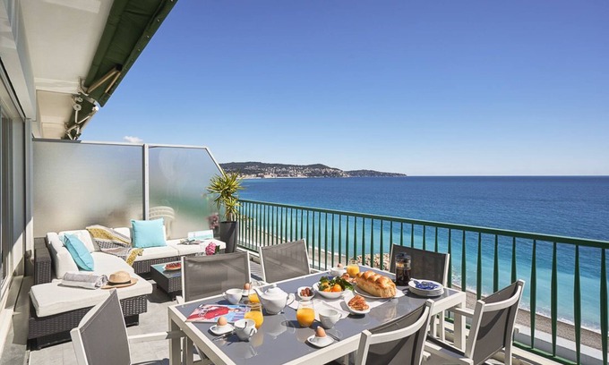 Fabron Apartamento | Propiedades de la luz solar SUNRISE - Ático con vistas al mar para 4 personas