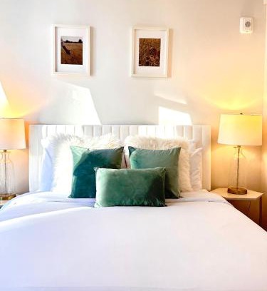 Downtown Apartamento | Sunny 1B1B Apt with full kitchen, Walk to Convention Center