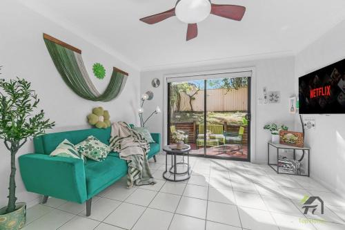 Blacktown Casa | Sunny and Vibrant Home