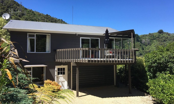 Te Mahia Casa | Soleado bach por encima de la playa de natación aislada