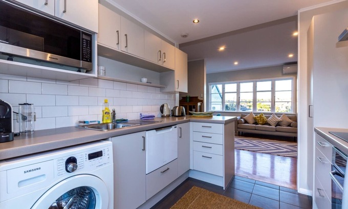 Orakei Cabaña | Sunny, Character 2 Bedroom Home - Mission Bay