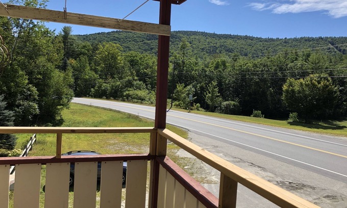 East Jamaica Apartamento | Sunny, convenient 4-Bed Family Base w/Balcony: Fast WiFi, WFH, 15 min to ski!