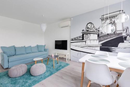 Ujlipotvaros Apartamento | Sunny Hotel Home with An Unbeatable Balcony View