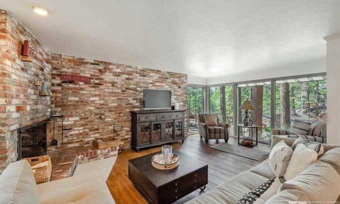 Skyland Casa | Sunny Lakeview Retreat - Private Beach Access