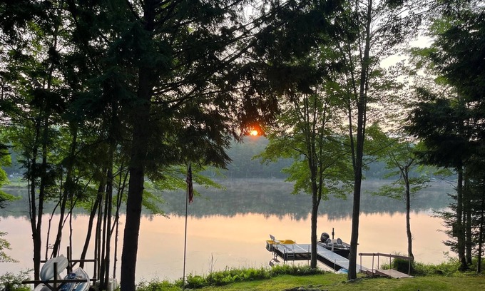 Norway Casa | Sunrise Point - Secluded Waterfront Home on North Pond