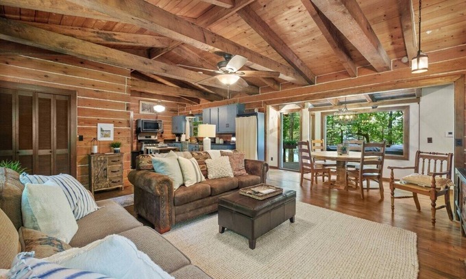 Rogers Casa | Sunset Cabin - Secluded retreat on Beaver Lake