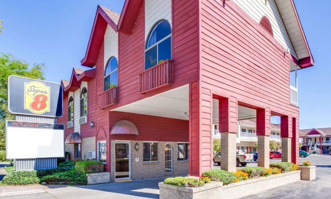 Mackinaw City Hotel | Super 8 Beachfront by Wyndham Mackinaw City, MI